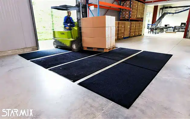 tapetes absorventes para secar e limpar os pneus utilizados em conjunto em piso industrial