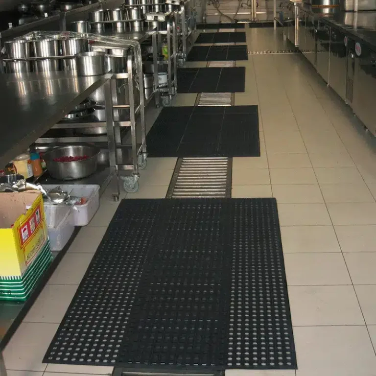 Tapetes antiderrapantes em cozinha industrial — segurança e conforto NR-17