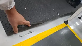 Tapete adaptado com borda levantada em chão de fábrica
