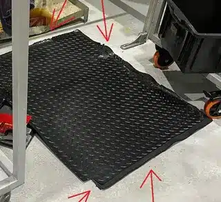 Delaminação e descolamento de bordas em tapete industrial